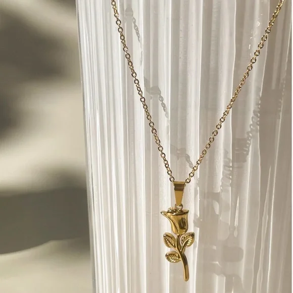 Waterproof rose necklace - Picture 3 of 5